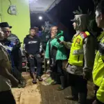 Petugas dan warga di lokasi longsor