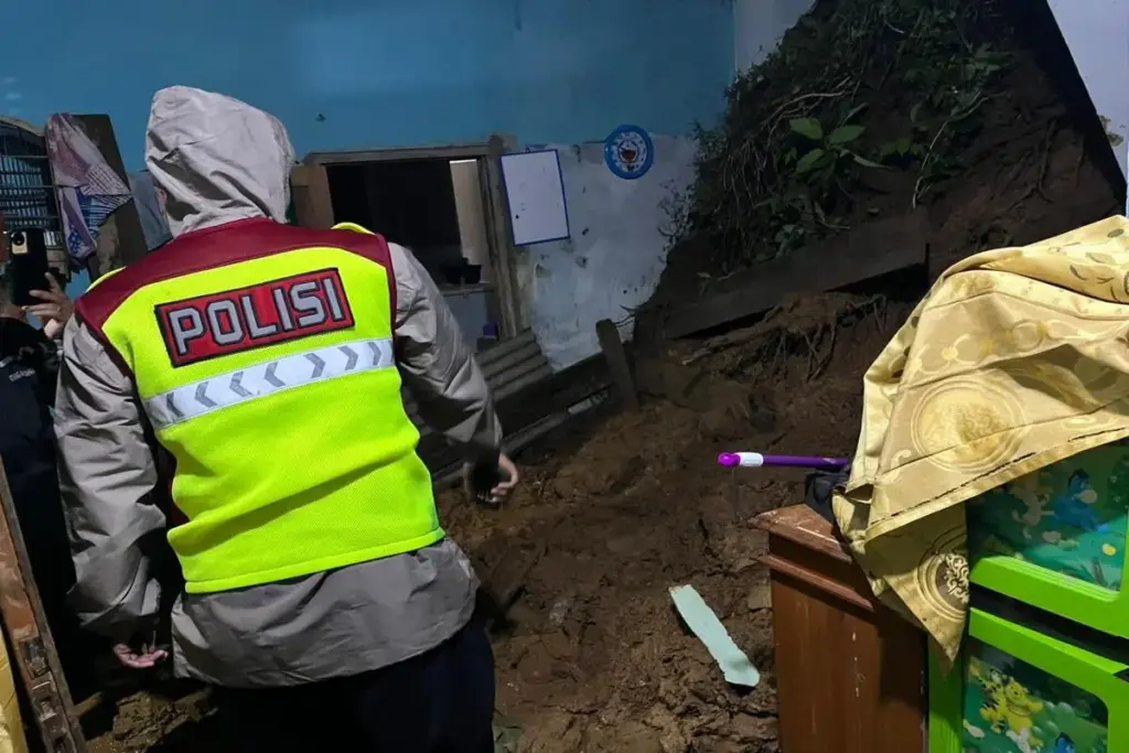 Polisi memantau lokasi longsor