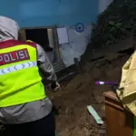 Polisi memantau lokasi longsor