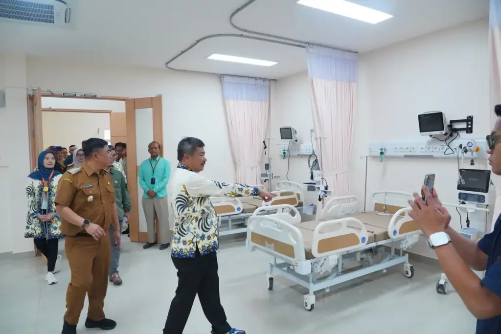 Bupati Garut Abdusy Syakur saat meninjau RS Medina