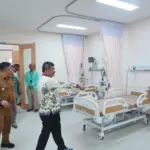 Bupati Garut Abdusy Syakur saat meninjau RS Medina