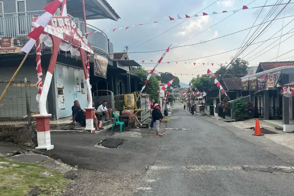 Warga di Kabupaten Garut meminta sumbangan dana kepada pengendara yang melewati jalan