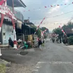 Warga di Kabupaten Garut meminta sumbangan dana kepada pengendara yang melewati jalan