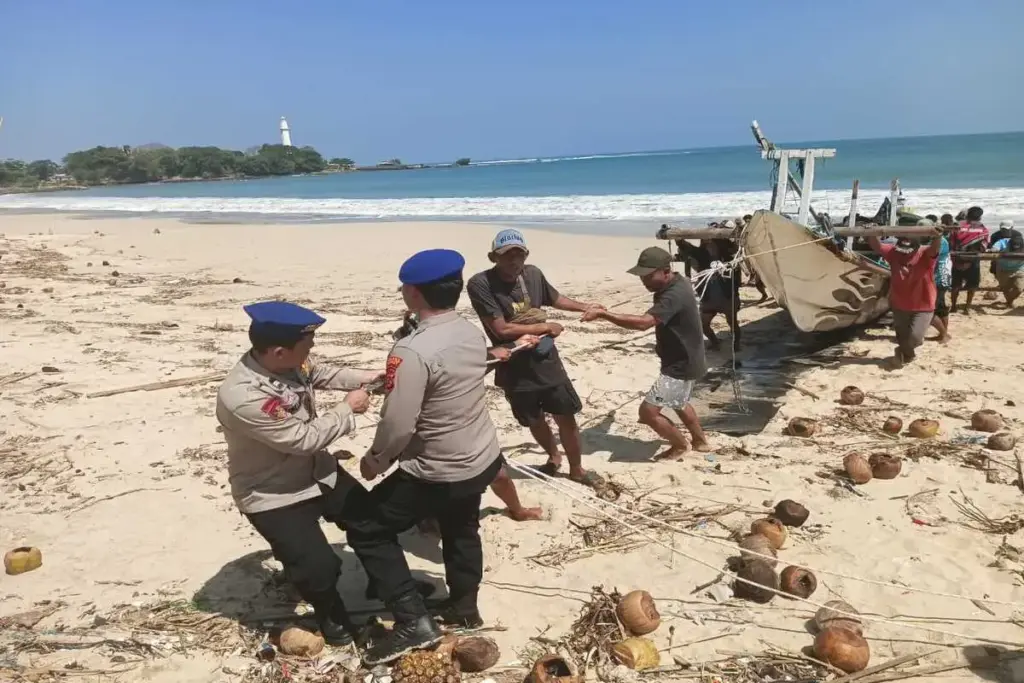 petugas dan warga mengevakuasi perahu misterius