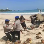 petugas dan warga mengevakuasi perahu misterius