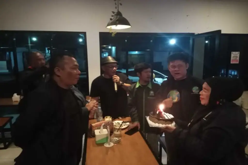 sejumlah wartawan yang tergabung dalam IWO Garut memotong kue ulang tahun