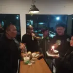 sejumlah wartawan yang tergabung dalam IWO Garut memotong kue ulang tahun