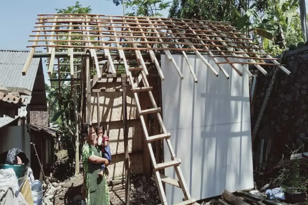 Siti menunjukkan rumah gubuk yang dibangun pamannya untuk tempat tinggal sementara