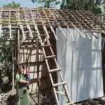 Siti menunjukkan rumah gubuk yang dibangun pamannya untuk tempat tinggal sementara