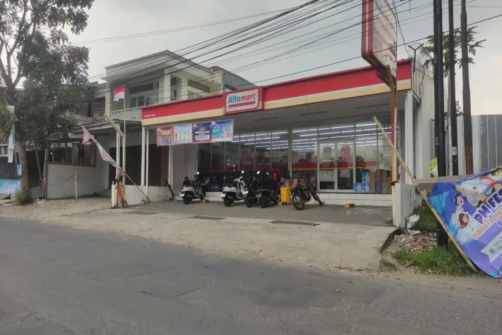 Salah satu dari sekian banyak minimarket yang beroperasi di Kecamatan Karangpawitan Garut.