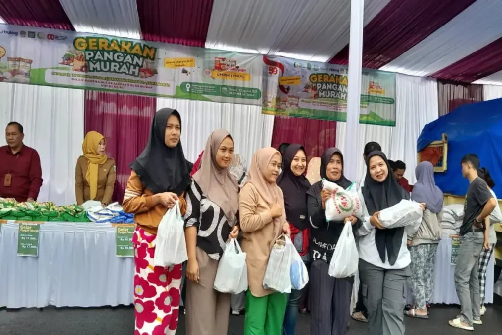 warga mendatangi Kejari Garut untuk membeli sembako murah