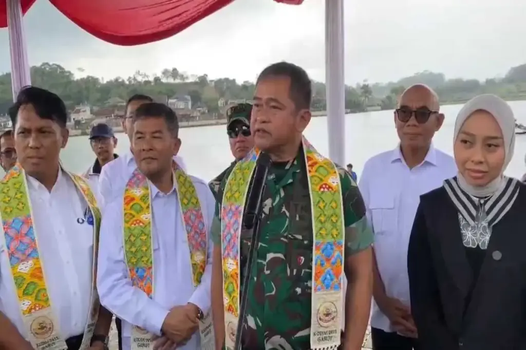 KSAD Maruli didampingi Wabup Garut di Situ Bagendit