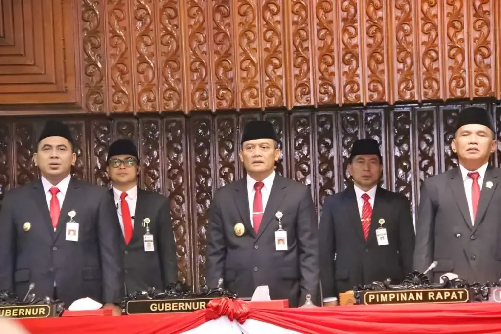 Gubernur Jawa Tengah dan Wakil Gubernur mengikuti pidato kepresidenan secara daring