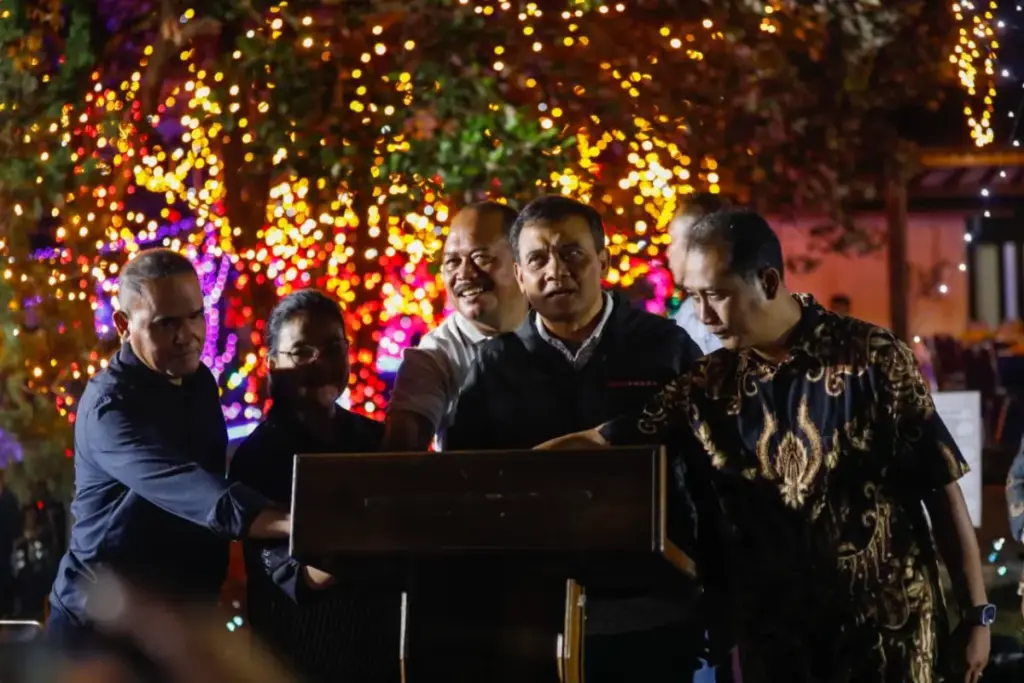Gubernur Jawa Tengah Ahmad Luthfi membuka Event Lights Wonderland di area Grand Maerakaca, Taman Mini Jawa Ten