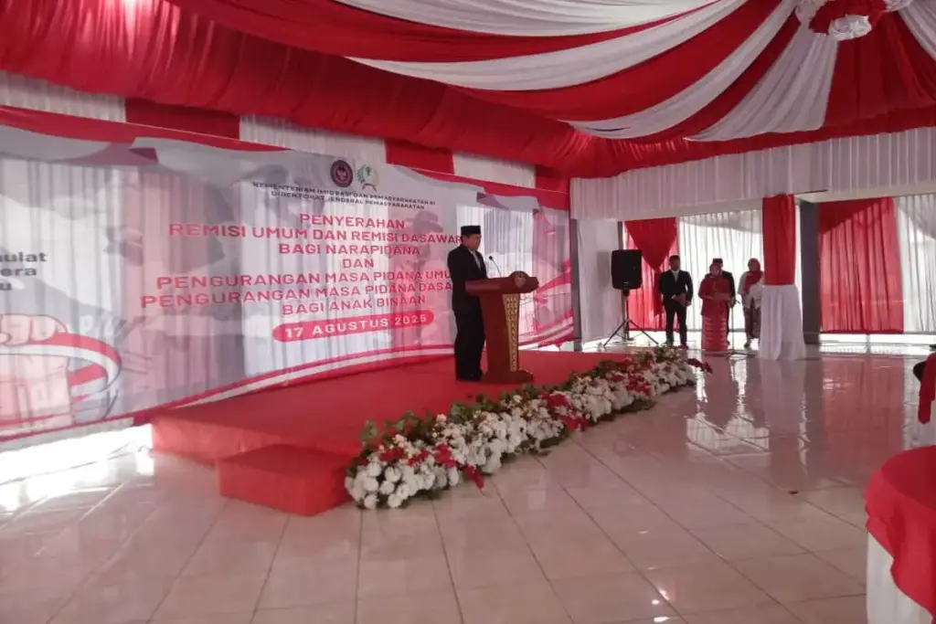 Kalapas Garut, Rusdedy memberikan sambutan dalam acara penyerahan remisi HUT RI ke-80 terhadap narapidana