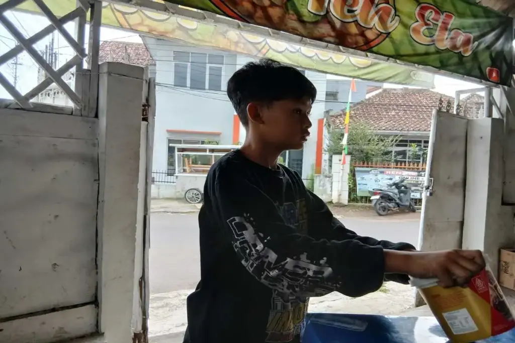 bocah 9 tahun mengemis, dia putus sekolah karena tak ada biaya