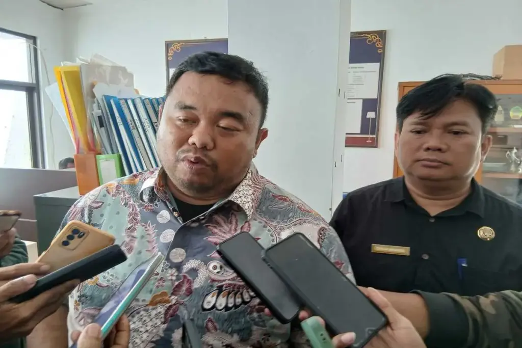 Yudha Puja Turnawan bersama Petugas Disdukcapil dalam acara Pajero