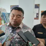 Yudha Puja Turnawan bersama Petugas Disdukcapil dalam acara Pajero
