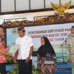 Gubernur Jawa Tengah menyerahkan sertifikat