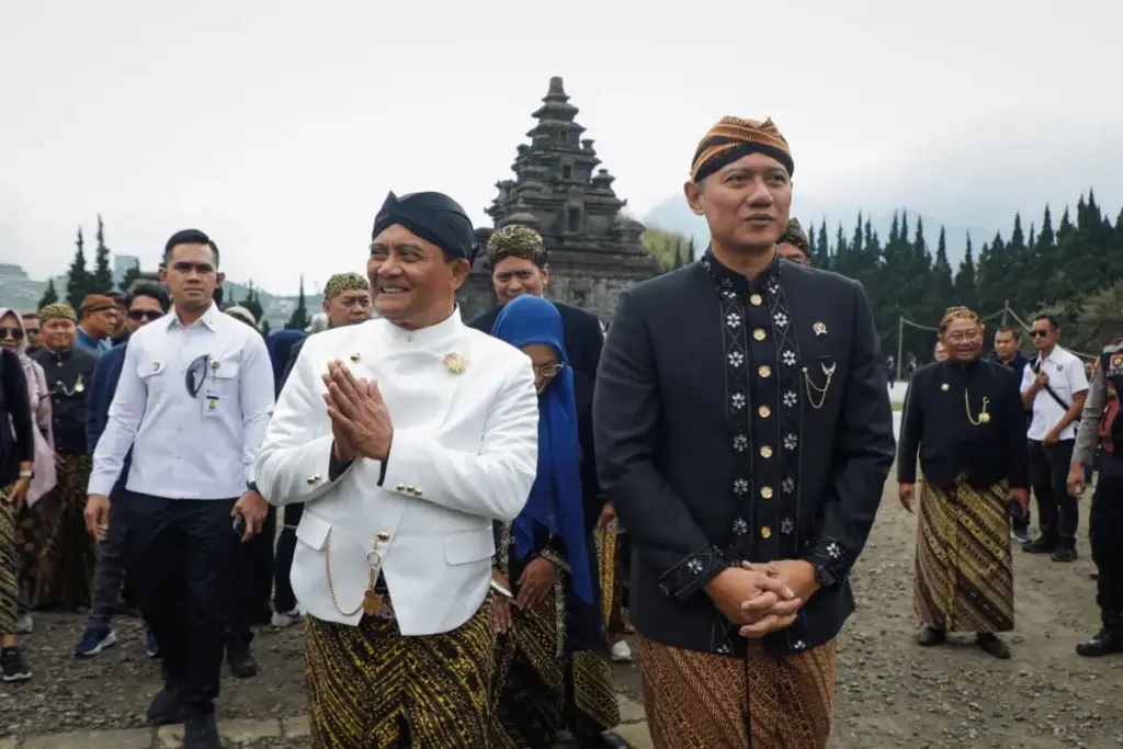 prosesi ritual potong rambut gimbal anak bajang di Kompleks Candi Arjuna, Dieng, Banjarnegara, Minggu, 24 Agus