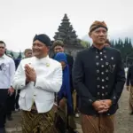 prosesi ritual potong rambut gimbal anak bajang di Kompleks Candi Arjuna, Dieng, Banjarnegara, Minggu, 24 Agus