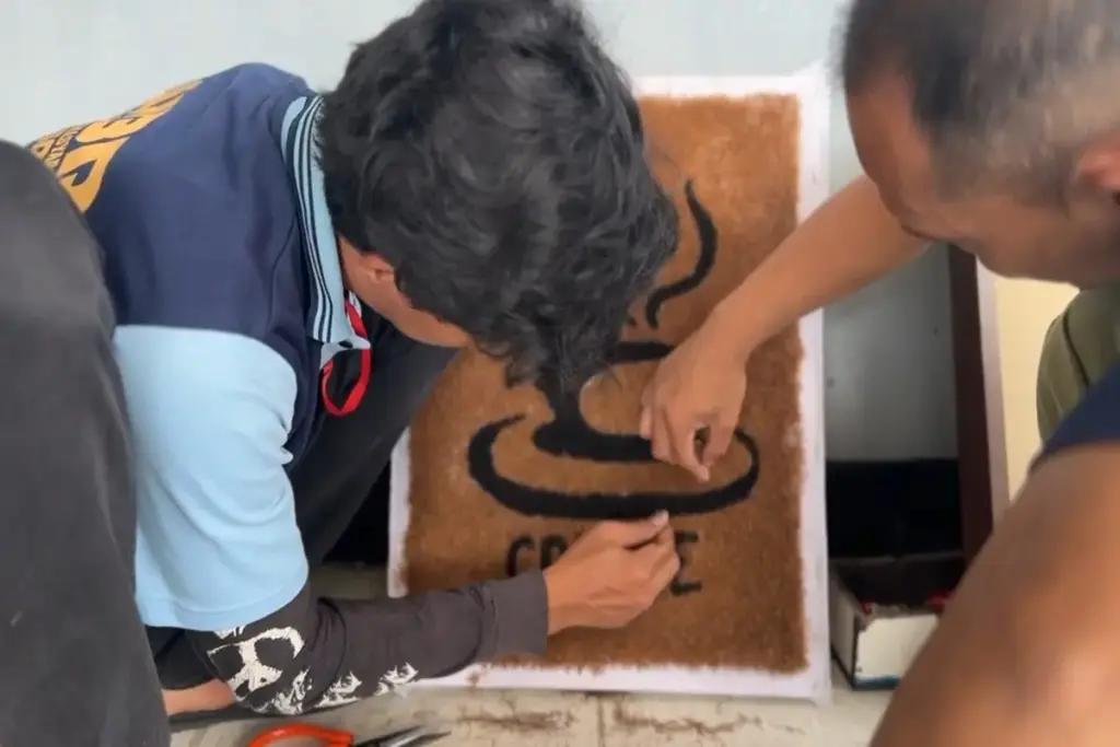 Warga binaan Lapas Garut dilatih mengolah sabut kelapa jadi produk Handycraft