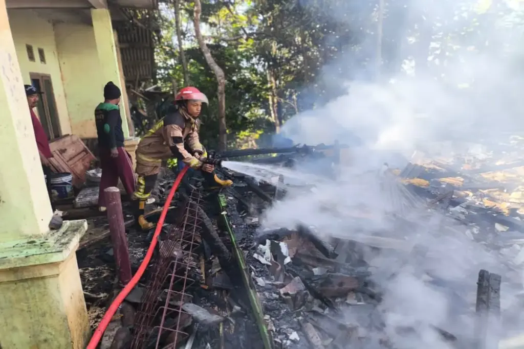 kebakaran rumah di Pakenjeng Garut (istimewa)