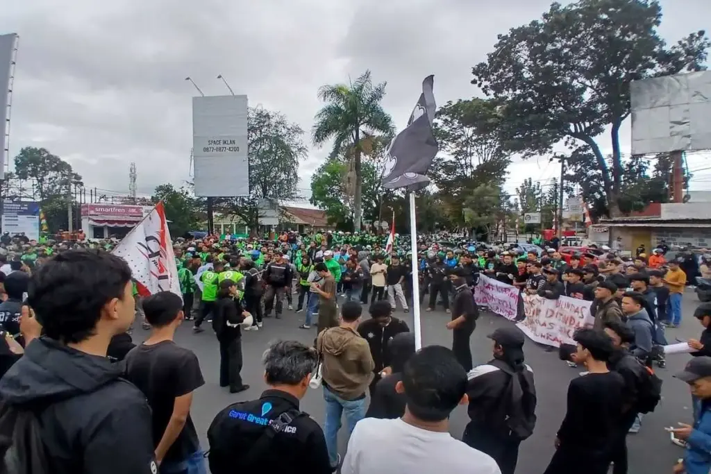 ribuan pengemudi ojol melakukan unjuk rasa di Simpang Lima Garut
