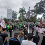 ribuan pengemudi ojol melakukan unjuk rasa di Simpang Lima Garut