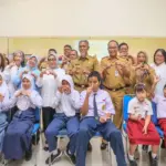 Menteri Pemberdayaan Perempuan dan Perlindungan Anak RI, Arifah Fauzi meninjau program CKG sekolah di Sekolah