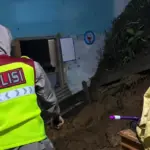 Aparat kepolisian turut membantu dalam melakukan evakuasi di lokasi bencana longsor yang terjadi di Garut