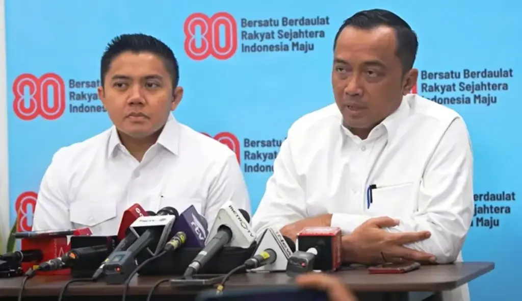Mensesneg Prasetyo Hadi didampingi Mensekab Teddy Indra Wijaya dalam Konferensi Pers menanggapi OTT KPK