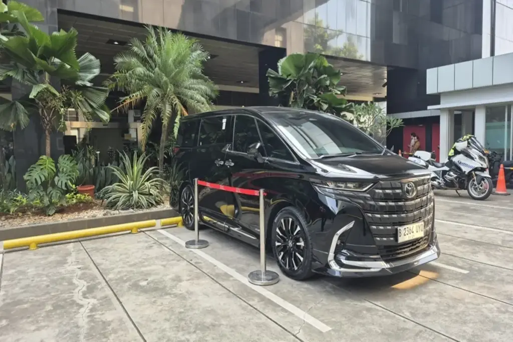 Komisi Pemberantasan Korupsi (KPK) masih mencari keberadaan tiga mobil yang diduga sudah dipindahkan dari ruma