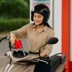 mengisi BBM (AI)