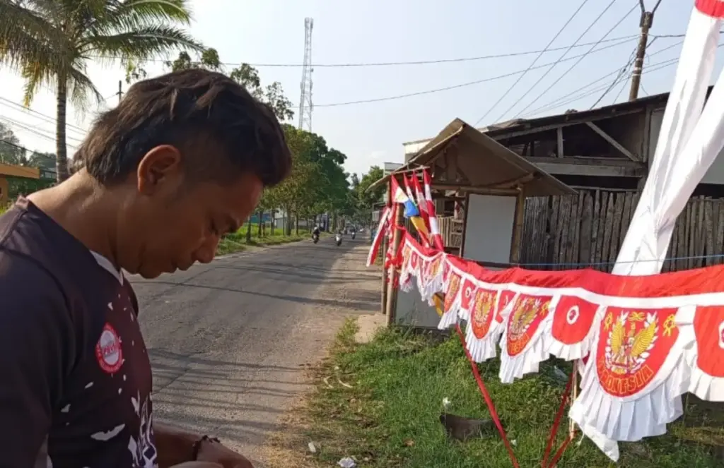 Penjual bendera tengah menjajakan dagangannya di Kecamatan Cibiuk.
