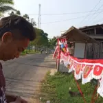 Penjual bendera tengah menjajakan dagangannya di Kecamatan Cibiuk.
