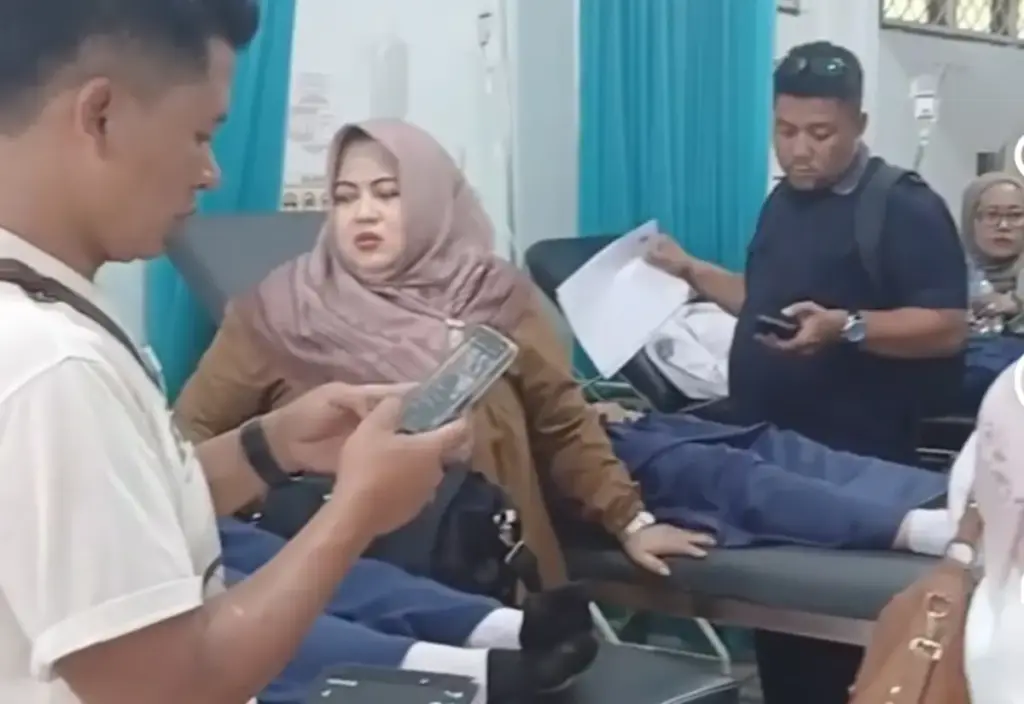 Sejumlah orang tua siswa yang anaknya diduga menjadi korban Makan Bergizi Gratis turut mendampingi di Puskesma