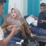Sejumlah orang tua siswa yang anaknya diduga menjadi korban Makan Bergizi Gratis turut mendampingi di Puskesma