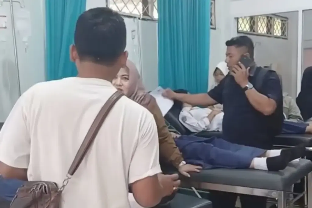 Sejumlah pelajar di Kadungora mendapatkan penanganan medis di Puskesmas Kadungora usai insiden keracunan makan
