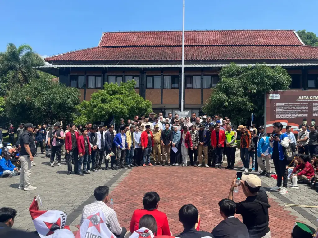 Unjuk rasa mahasiswa di lapangan Setda Garut