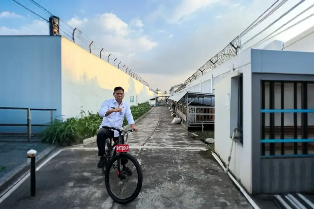 Kalapas Garut, Rusdedy menunjukkan sepedanya di dalam kawasan Lapas