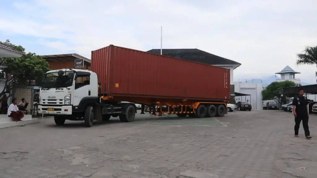 Mobil kontainer membawa coir shade di Lapas Garut untuk ekspor