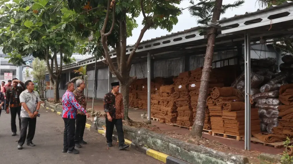 Ismoyo, Karoren Kemenipas, didampingi Kusnali, Kepala Kantor Wilayah Ditjenpas Jawa Barat, meninjau kinerja La