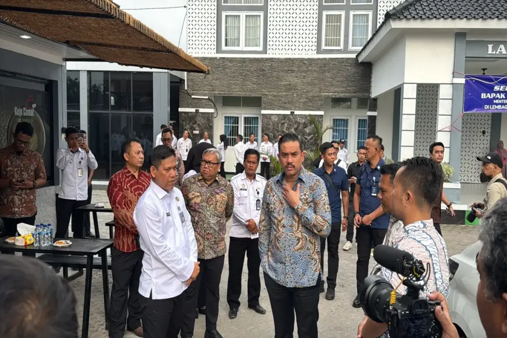 Menteri UMKM Maman Abdurrahman berkunjung ke Lapas Garut dalam acara pelepasan ekspor coir shade ke Spanyol