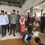 Menteri UMKM melihat langsung proses pembuatan coir shade di Lapas Garut