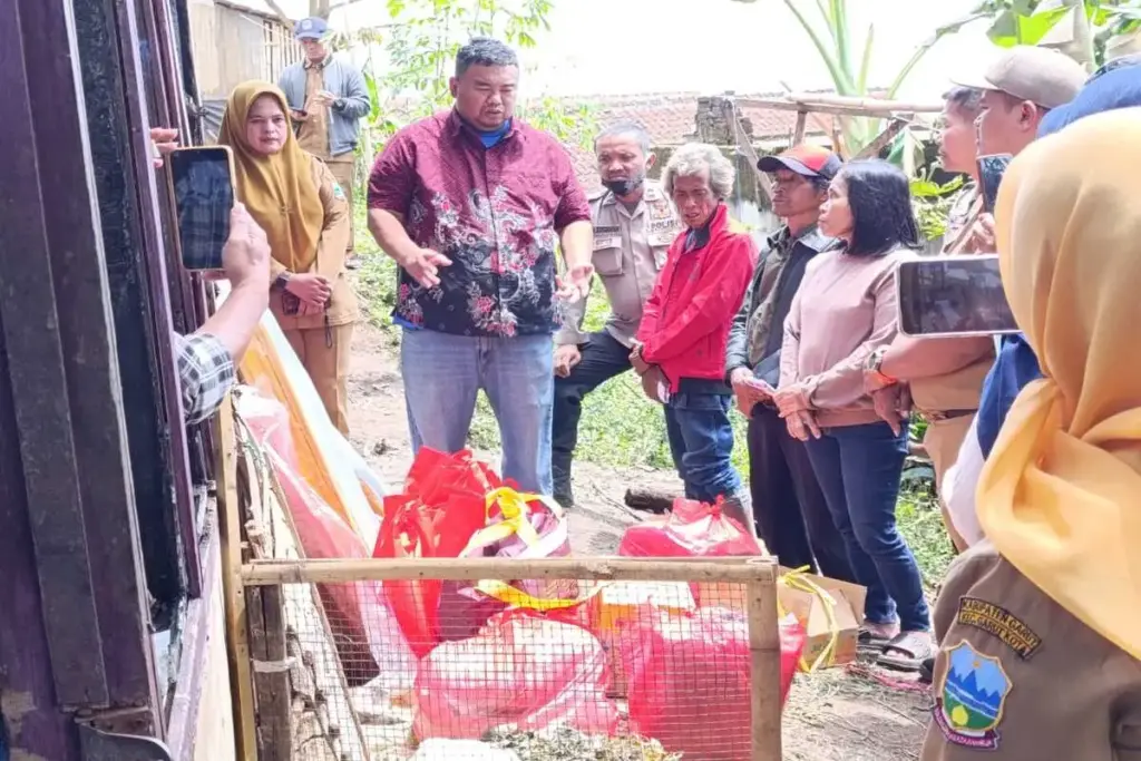 Yudha Puja Turnawan bersama Dinas Sosial dan Kelurahan Cimuncang mengunjungi korban kebakaran