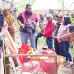 Yudha Puja Turnawan bersama Dinas Sosial dan Kelurahan Cimuncang mengunjungi korban kebakaran