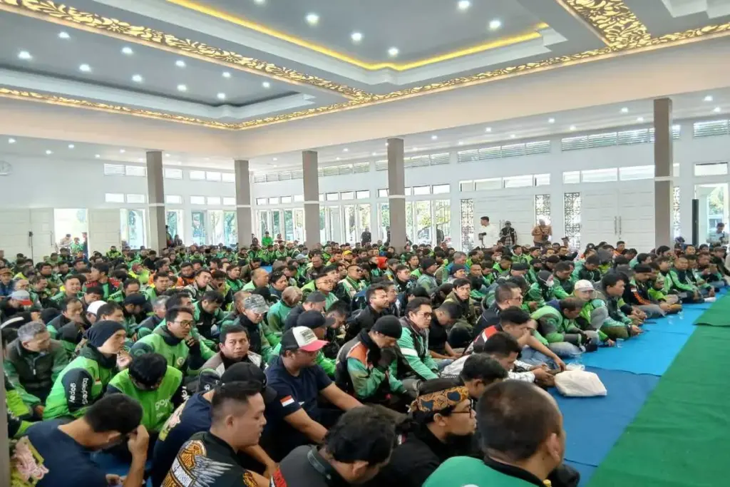 massa dari ojol kumpul di Pendopo Garut bersama Bupati dan Forkopimda