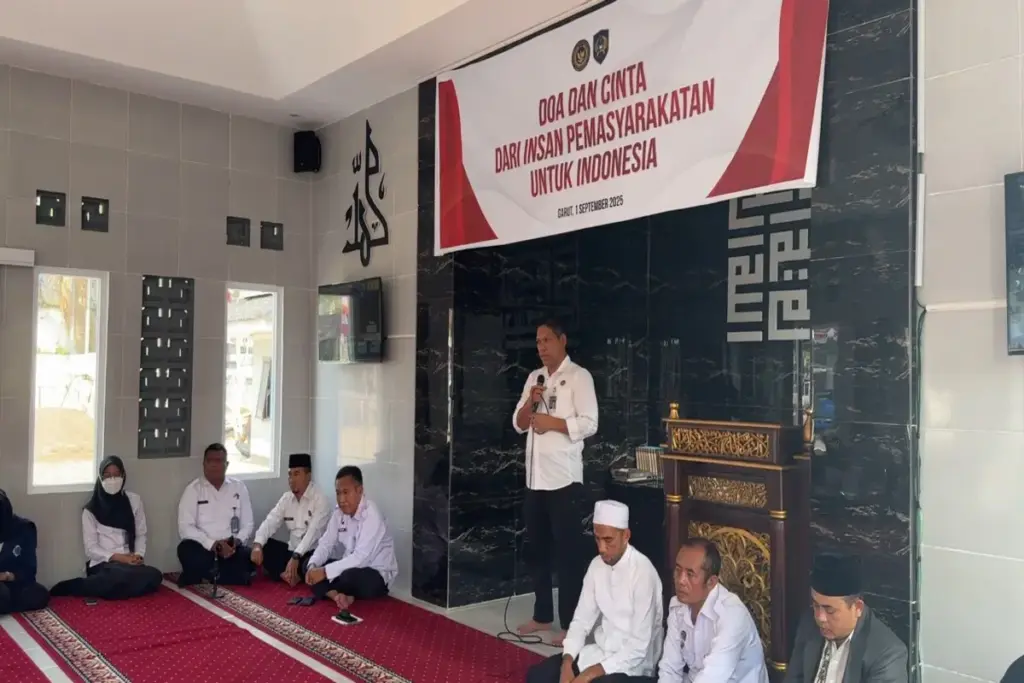 Kepala Lapas Garut, Rusdedy membuka acara doa bersama untuk keselamatan Indonesia