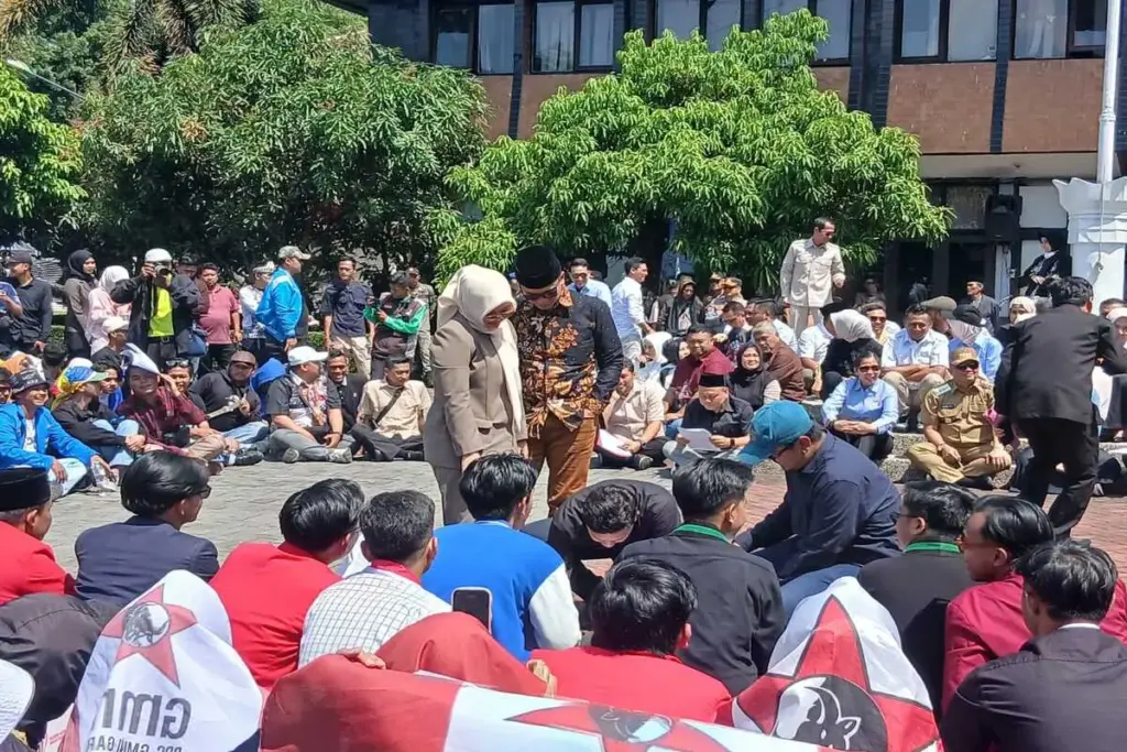 Anggota DPRD Garut diabsen satu-satu di lapangan Setda Garut saat unjuk rasa mahasiswa